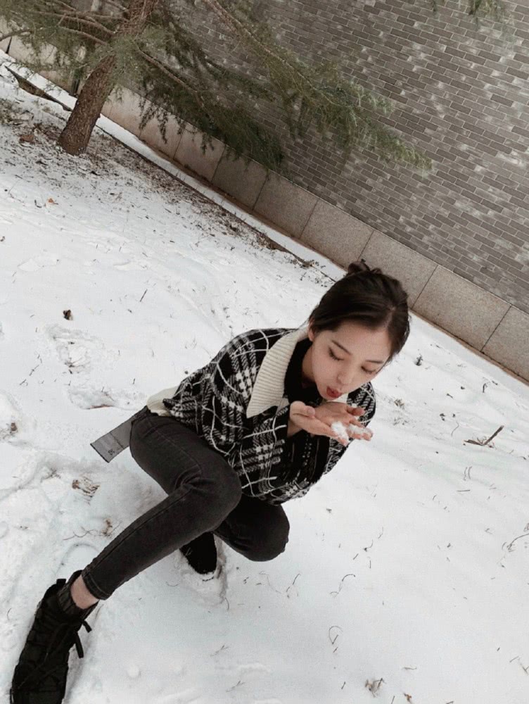 欧阳娜娜私服照穿黑白色格纹短外套配牛仔裤,双腿纤细笔直