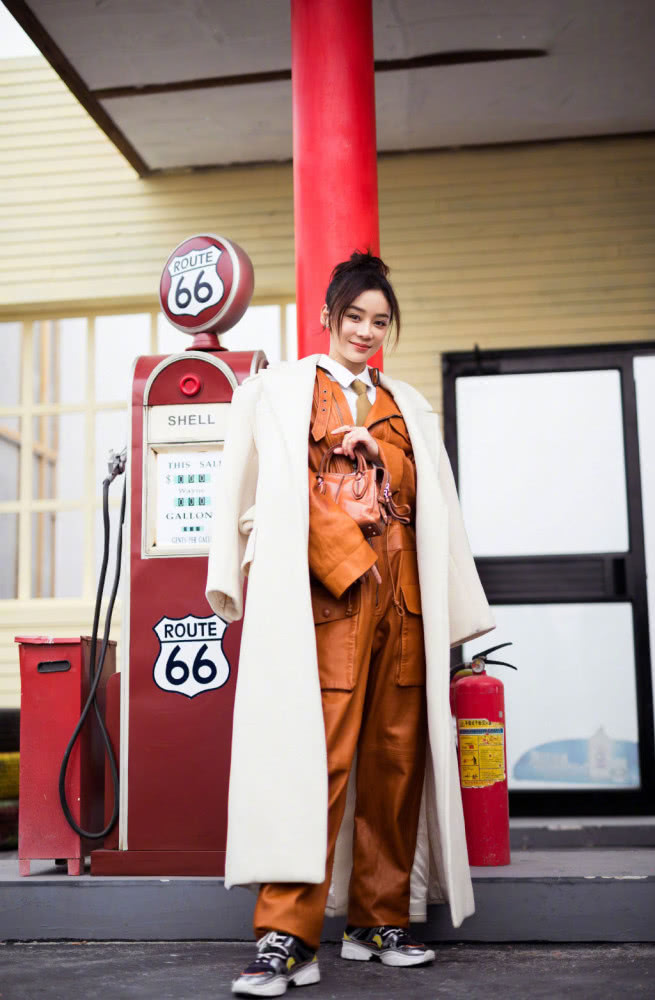 袁姗姗皮衣配大衣时尚亮相,潮范儿十足