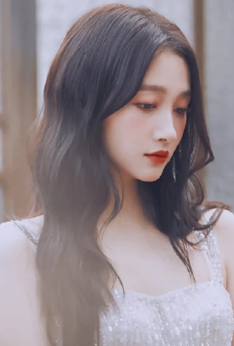 关晓彤穿破衣服扮灰姑娘，当她脱掉外衣，才知啥叫“落魄公主”