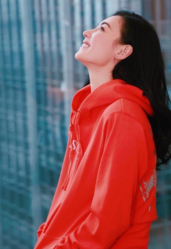 张柏芝晒照回应怀孕风波,清凉打扮秀身材,引网友争议