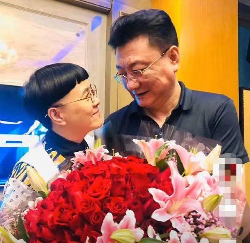 金龟子王宁30年珍珠婚罕见秀合影,幸福宣称创造了自己的般配