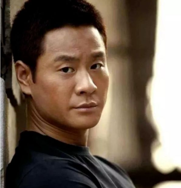 他为娶小8岁女演员,不惜抛弃结发妻子,如今47岁却无戏可拍