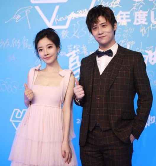 冯提莫落地款蛋糕裙穿上身，矮个子也能穿的很有气质