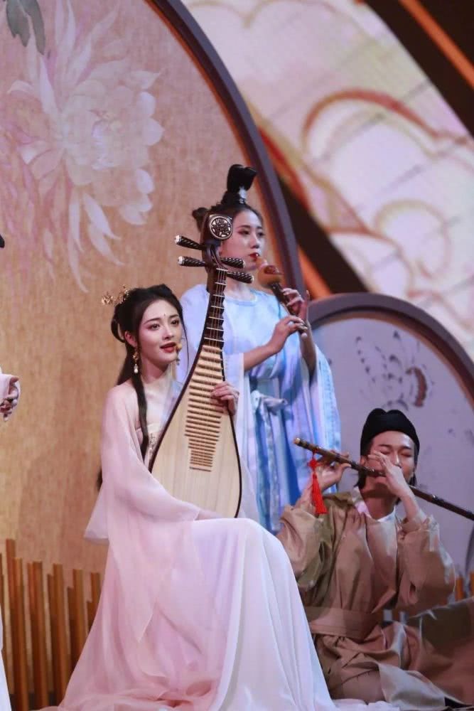 周洁琼穿古风扮琵琶仙子登台,太赞了