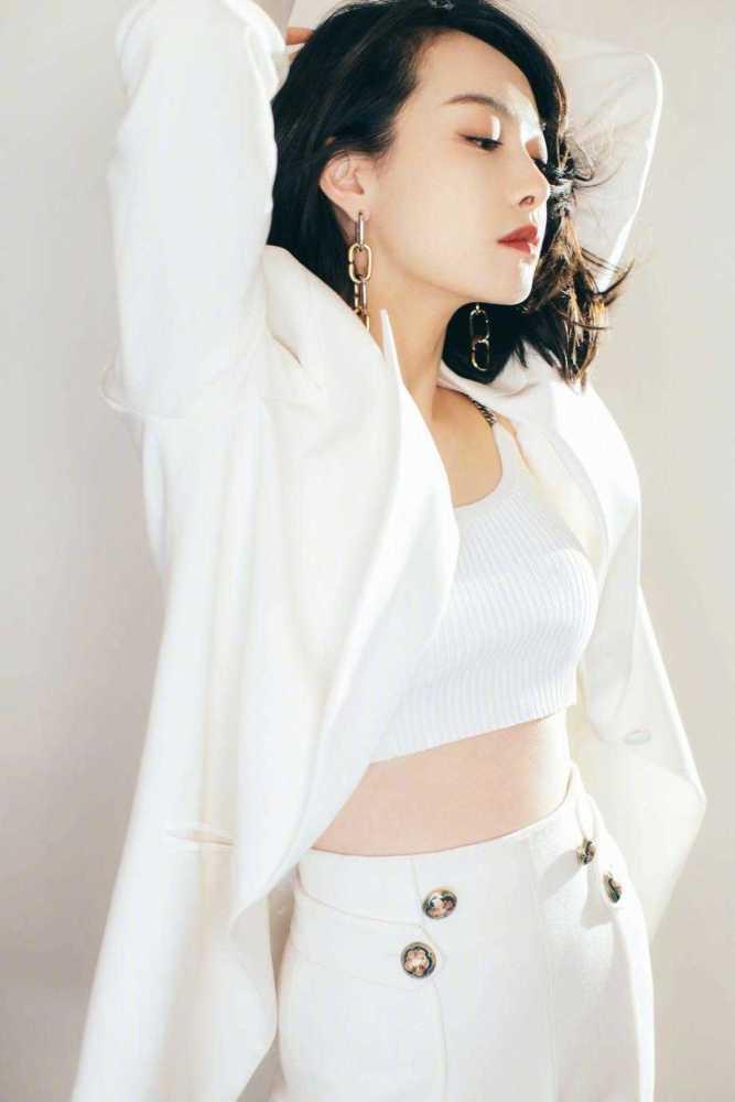 宋茜白色西装穿出了时髦干练,如今32岁美的像18岁