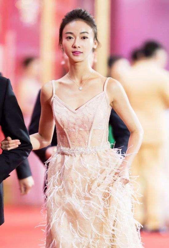29岁吴谨言撞上22岁关晓彤,同穿“无痕裙”,却不是一个等级