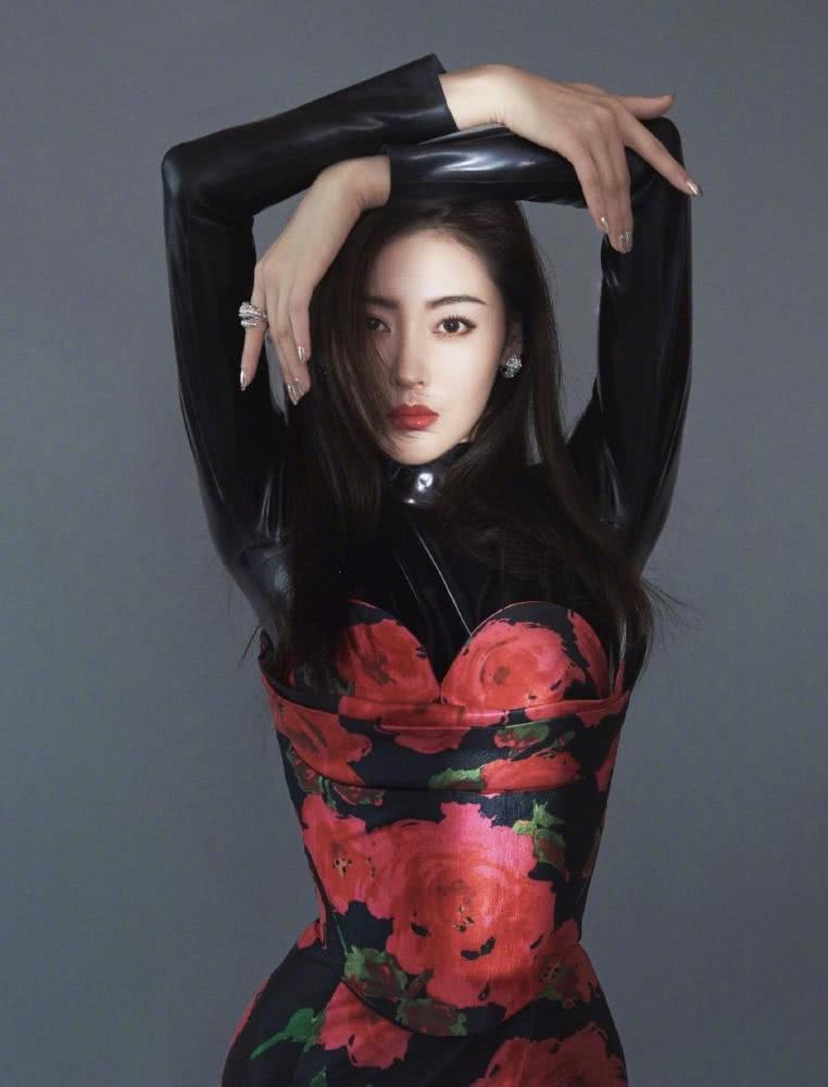 张天爱穿印花复古连衣裙长裙，好有东方女性魅力