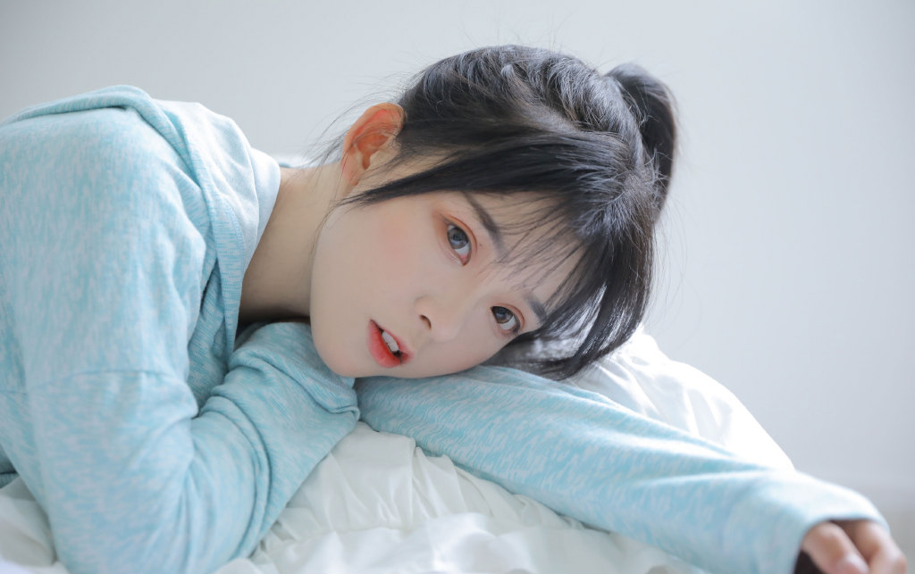 床上美女尤物性感细白长直腿美女写真