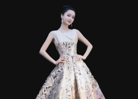 杨颖身材有多娇小?全身蜷在一张凳子上,没几个人能做到