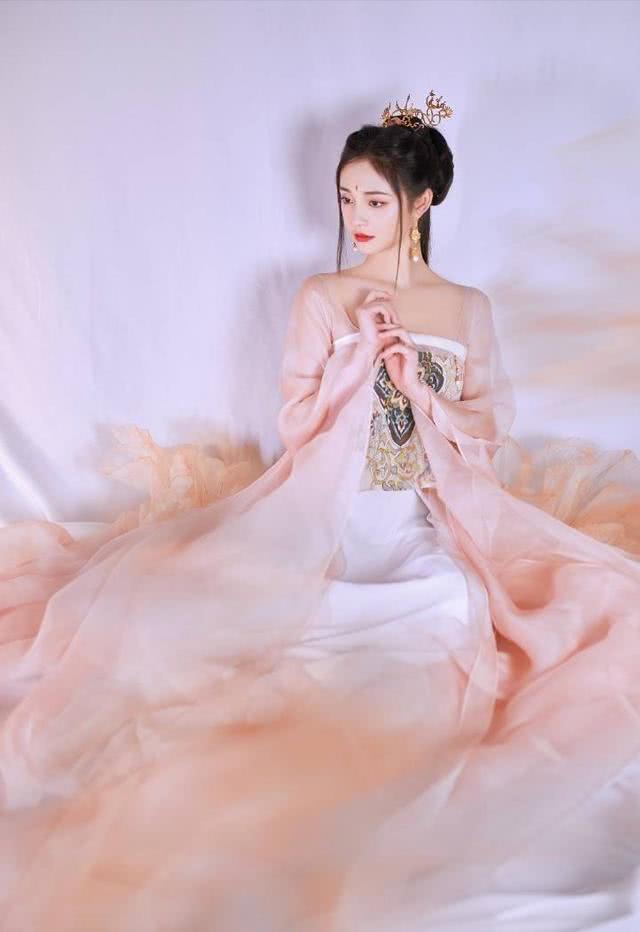 周洁琼一袭齐胸襦裙犹抱琵琶宛若仙子，这次的造型真是太仙了！