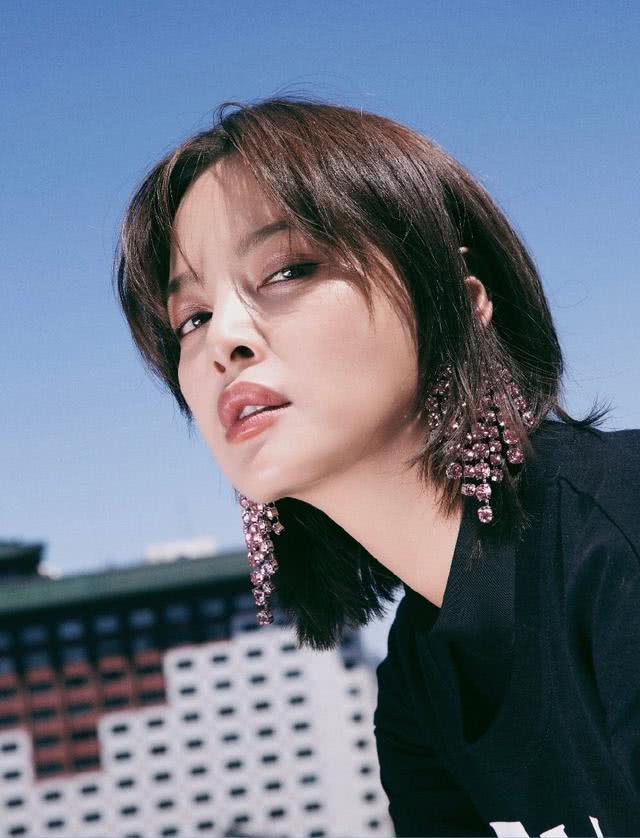 辛芷蕾只有发型吸引人?不,她的时尚首饰搭配更让人拍手叫绝!