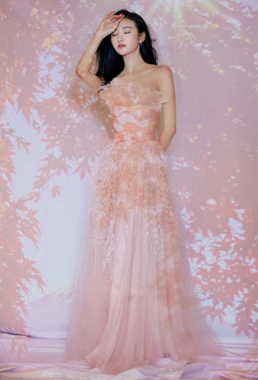 景甜日渐发福，在她穿起“黄金裙”后，真不愧是人间富贵花