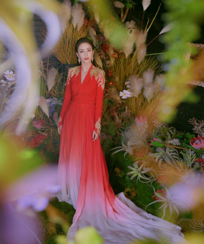 佟丽娅首挑春晚大梁,穿金丝礼服端庄大气,网友:陈思诚长点心吧