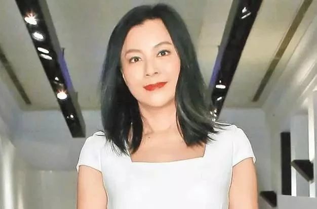 一婚嫁给作词才子,二婚嫁给豪门富二代,如今56岁的她很幸福