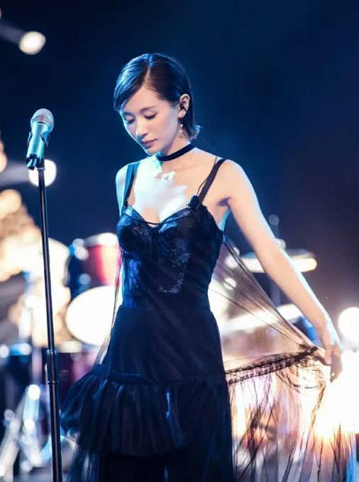 王子文一袭黑色吊带长裙太优雅，瘦小的她至少显高十公分