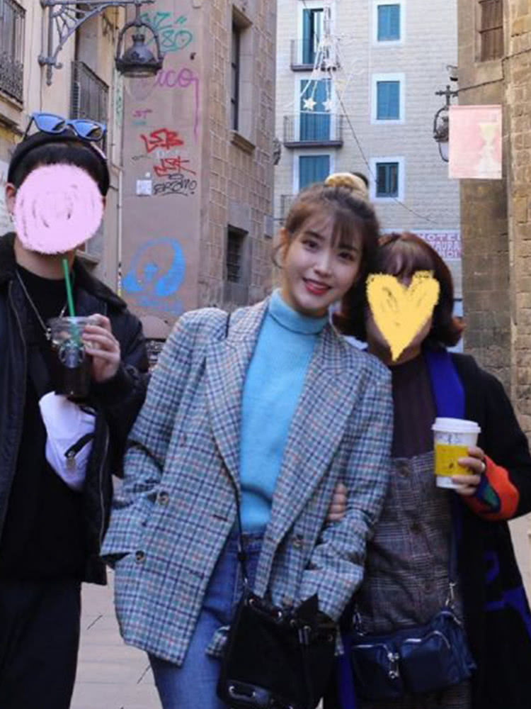 IU又出新造型,湖蓝打底衫搭配格纹西装,丸子头太可爱!