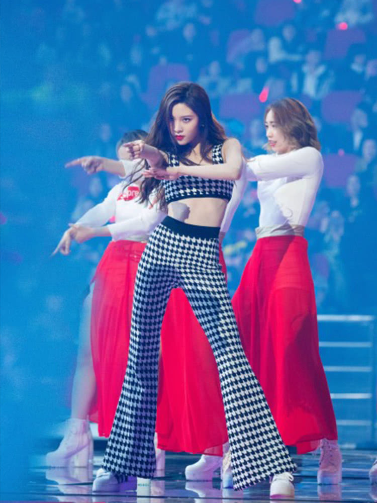 宋妍霏亮相跨年演唱会穿千鸟格露脐装,飒爽时髦太好看!