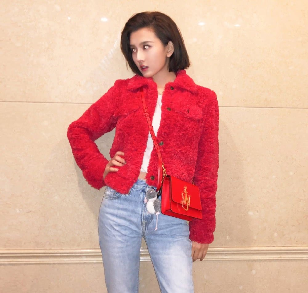 宋祖儿红色短外套搭配牛仔裤短靴，凹出了1米2大长腿