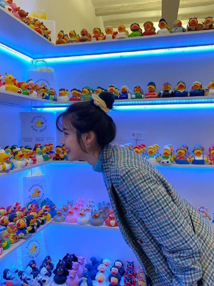 IU又出新造型,湖蓝打底衫搭配格纹西装,丸子头太可爱!