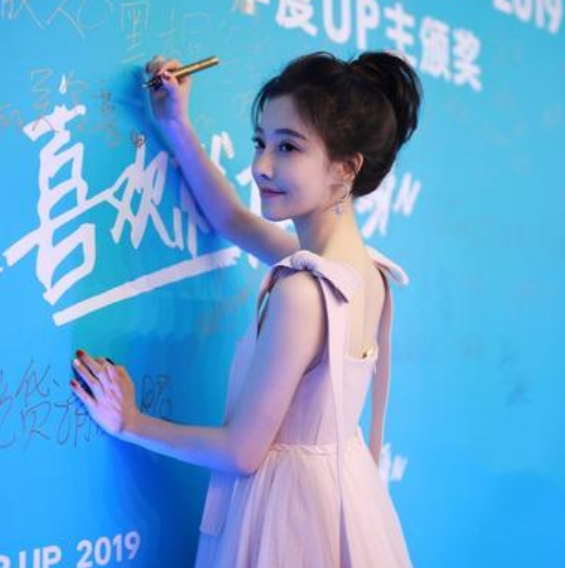 冯提莫落地款蛋糕裙穿上身，矮个子也能穿的很有气质