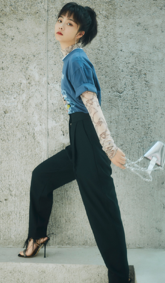 谭松韵扎起长发秒变“瓜子脸”，像换了个人似的