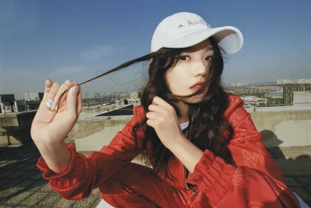 林允大红色休闲套装配老鼠平底鞋,可爱又精致