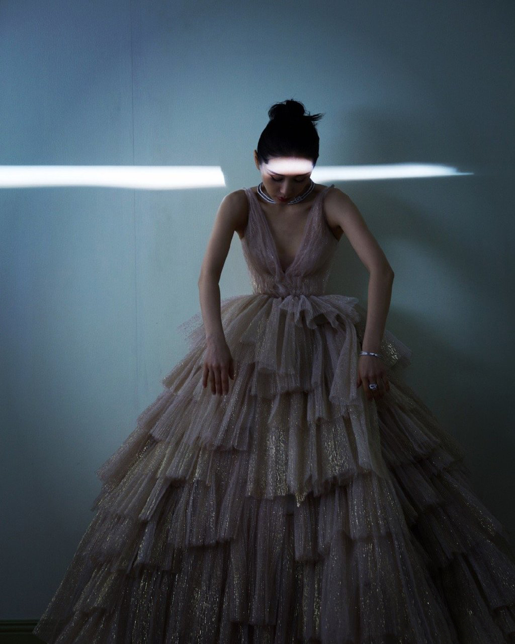 王子文鎏金纱裙拍优雅风格时尚写真图片