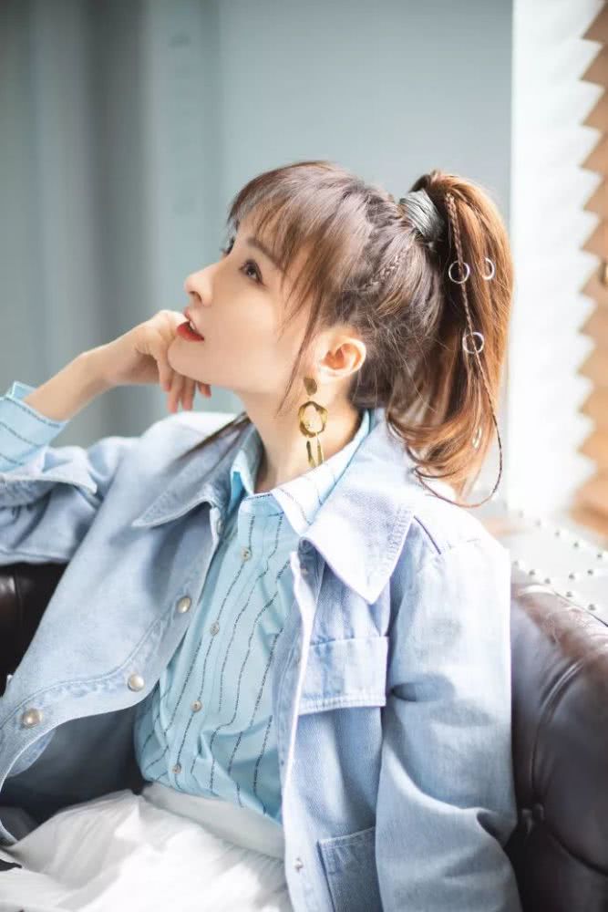 过年梳这四种发型有精气神还显年轻，看吴昕示范就知道了