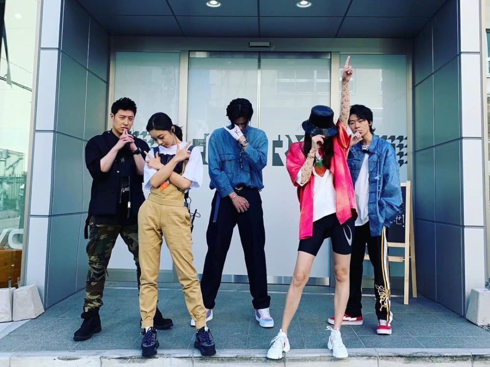 BABY和赵今麦,工装甜美风VS青春学院风,结了婚就是不一样!