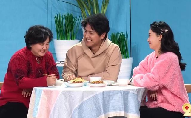 春晚三大节目被吐槽！大变活人太老套，谢娜肖战表演尴尬到极致