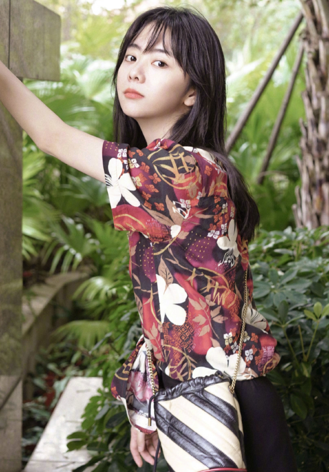 谭松韵扎起长发秒变“瓜子脸”，像换了个人似的