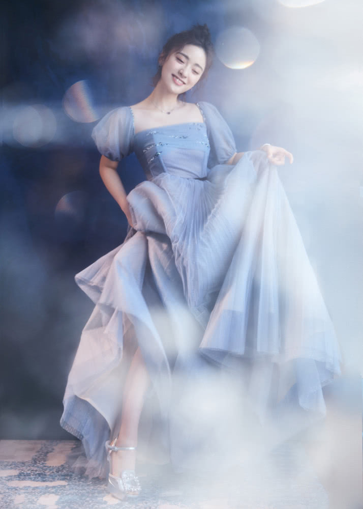 沈月瘦身后新造型穿雾霾蓝纱裙优雅高级，精修图美到认不出