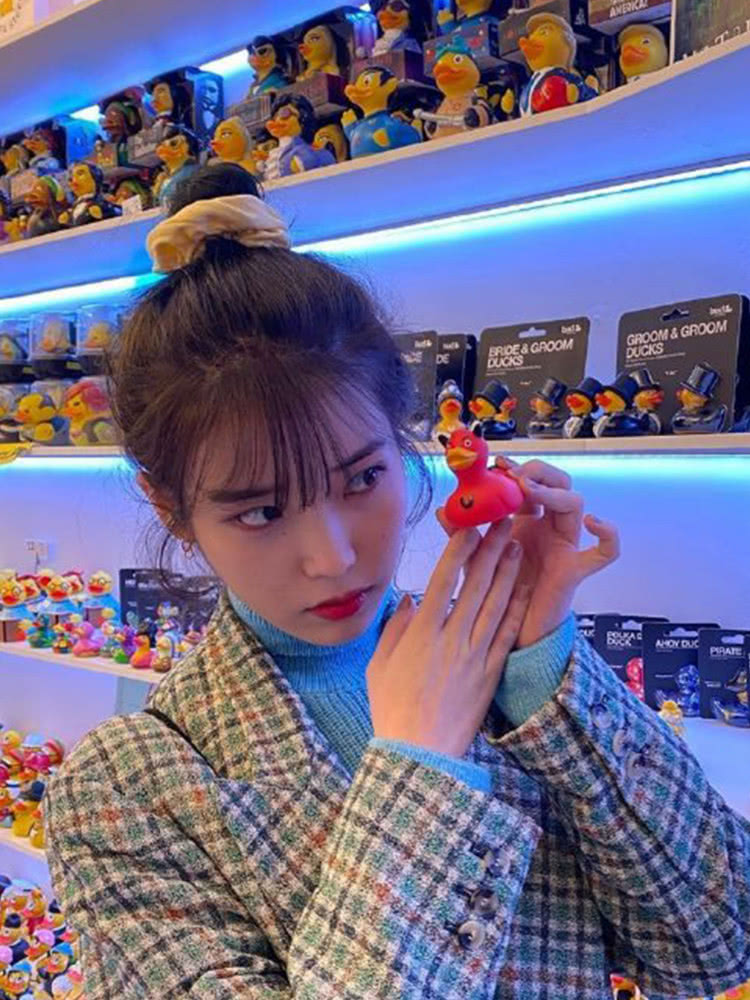 IU又出新造型,湖蓝打底衫搭配格纹西装,丸子头太可爱!