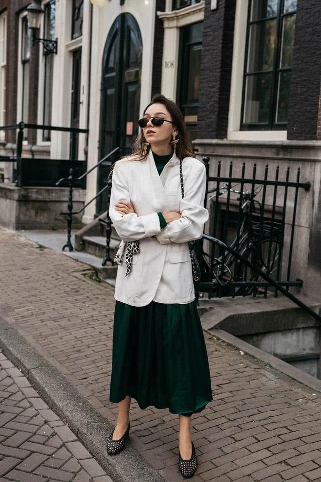 欧美街拍：连衣裙搭配外套显瘦还时髦，街头潮人都爱这样穿