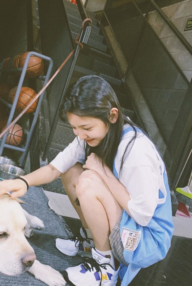 章若楠这是啥神仙颜值？宽大篮球服却穿出了初恋感，太好看了