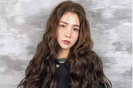 2020年流行减龄羊毛卷发型图片,个性羊毛卷发提升女生气质