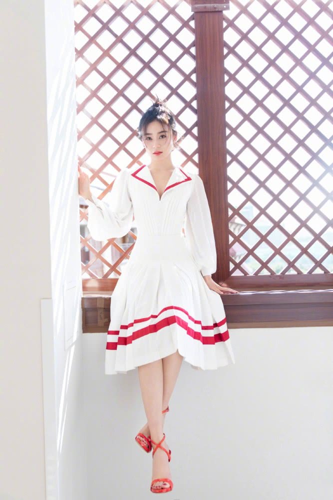 袁姗姗穿橙色收腰皮衣配短靴，对镜比耶美回18岁少女