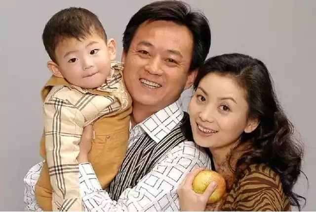 朱军妻子罕见晒全家福，17岁儿子高大帅气，朱军显老谭梅端庄大气