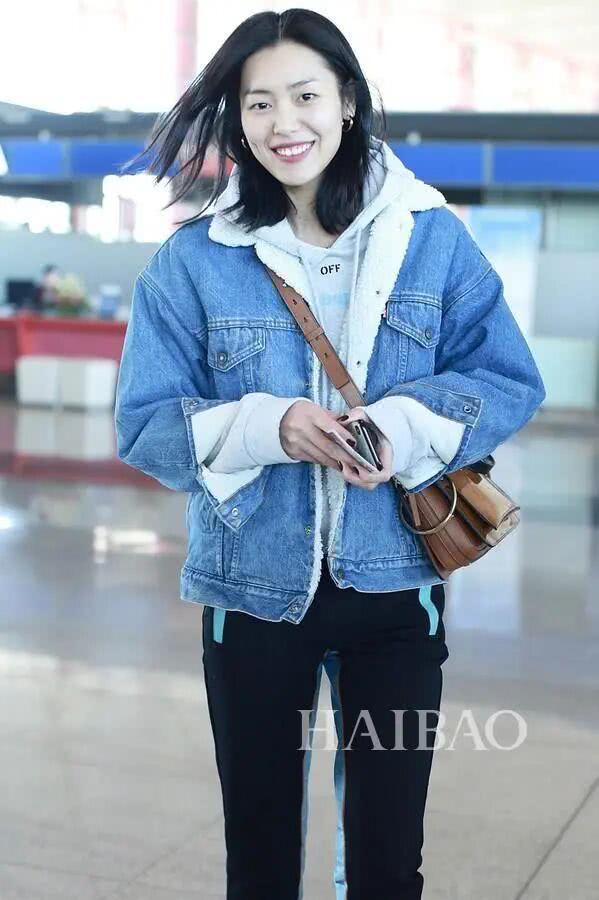 卫衣还可以这样穿？大表姐刘雯穿出了时尚减龄感，你也试试？