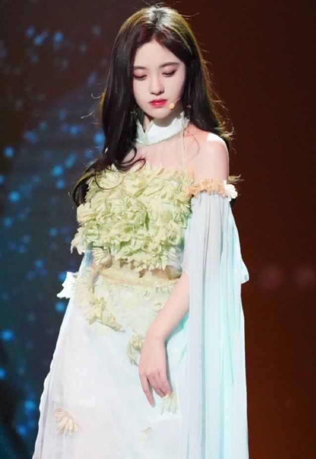 鞠婧祎的裙子有多薄?没想到她穿起来又仙又美太好看