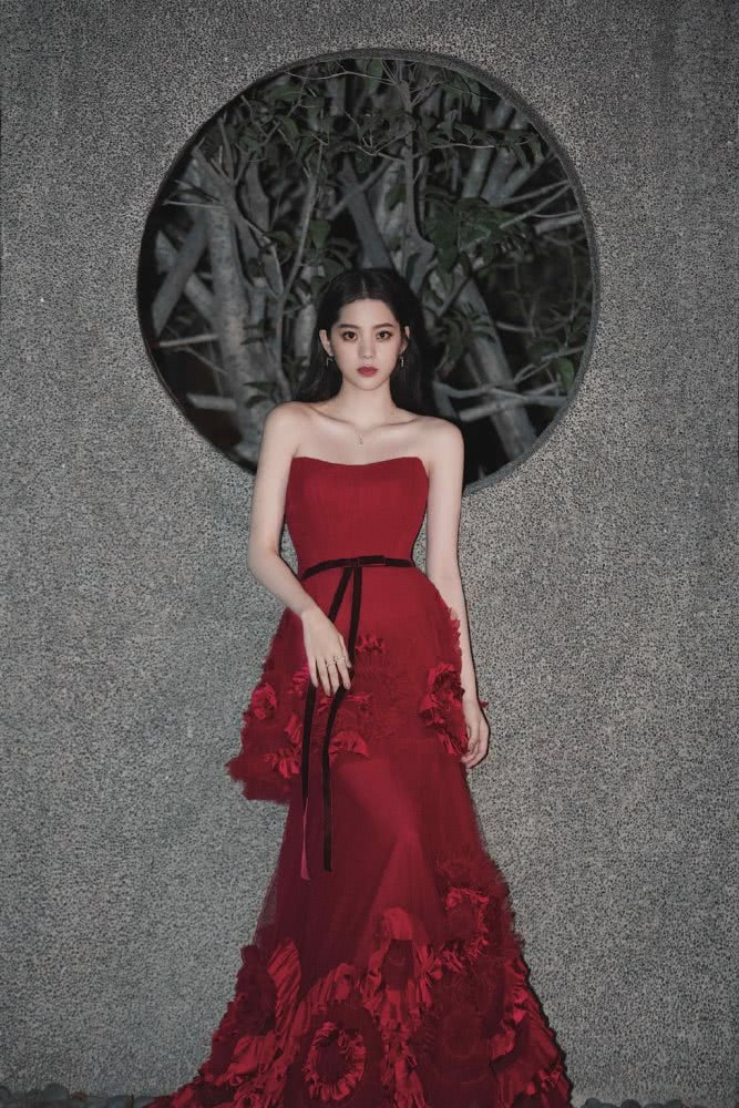 欧阳娜娜私服照穿黑白色格纹短外套配牛仔裤,双腿纤细笔直