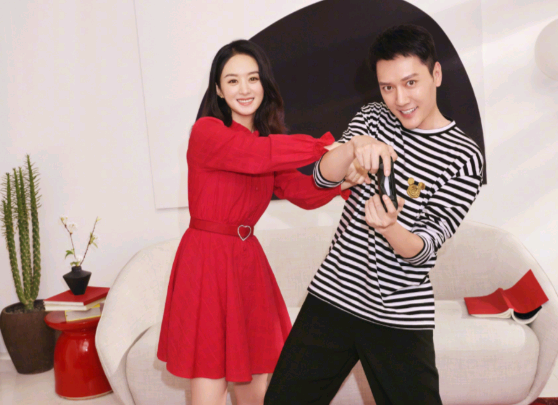 赵丽颖向冯绍峰撒娇，看到她的撒娇方式，不像当妈的人