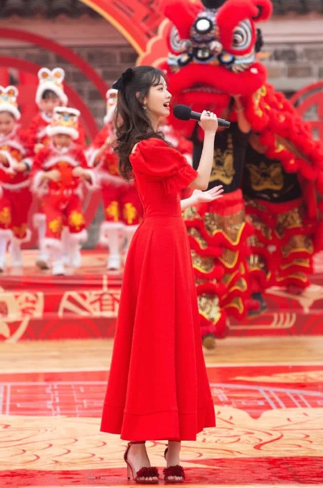 陈都灵的新年造型精致的像洋娃娃，红裙配卷发真是水灵灵的