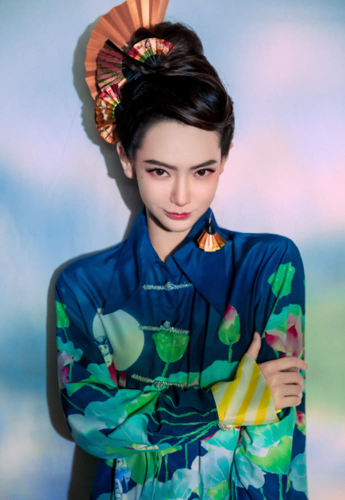 戚薇和金晨都穿旗袍上节目,你更喜欢谁的风格?