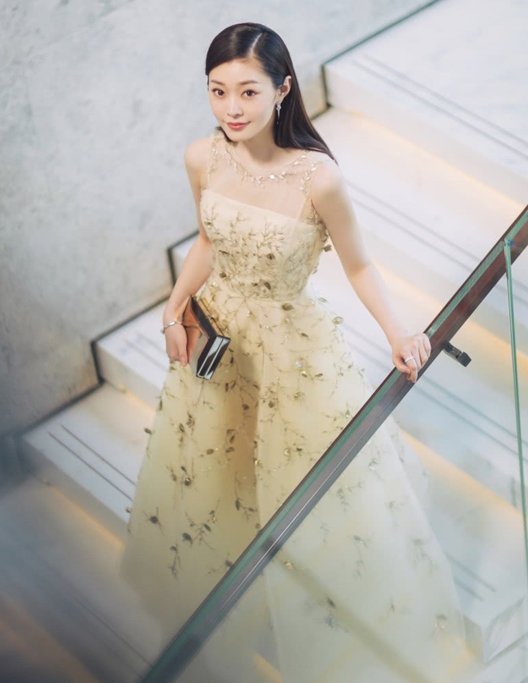 宋轶的搭配太大胆，穿露腹装力证尤物身材，刚火就这么拼！