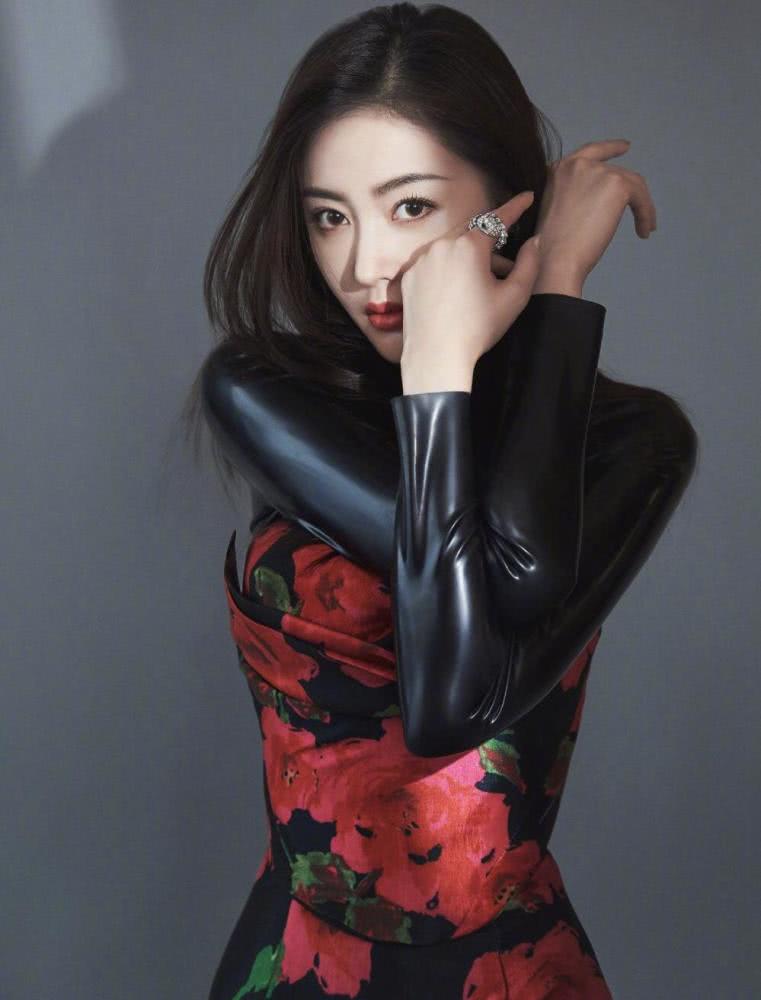 张天爱穿印花复古连衣裙长裙，好有东方女性魅力