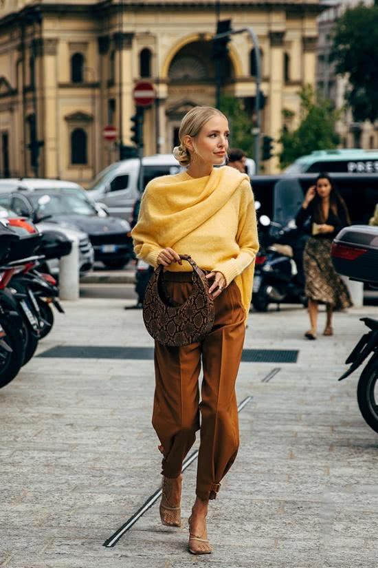 欧美街拍:今年过年选这3个颜色,显白有气质还时髦