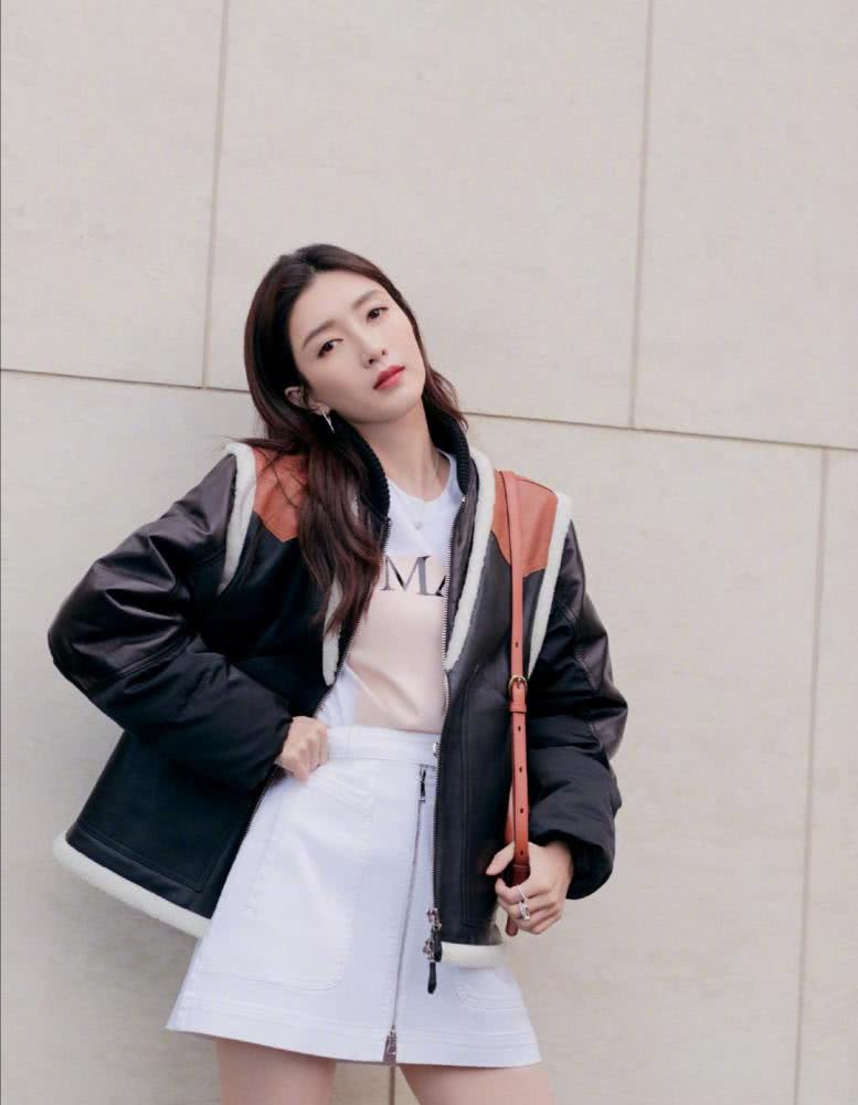 江疏影黑色皮夹克搭配A字裙，身材极品时尚感满分