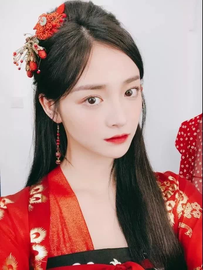 周洁琼穿古风扮琵琶仙子登台,太赞了