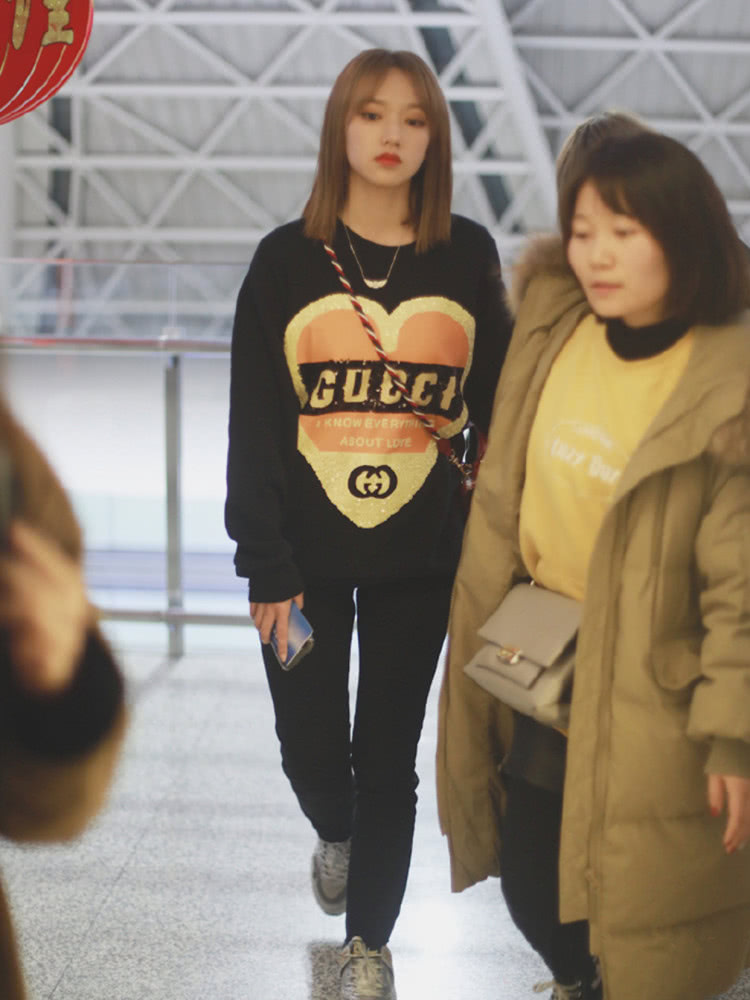 程潇私机场街拍,重现ALL BLACK穿搭,甜酷女孩上线!